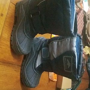 Snow boots